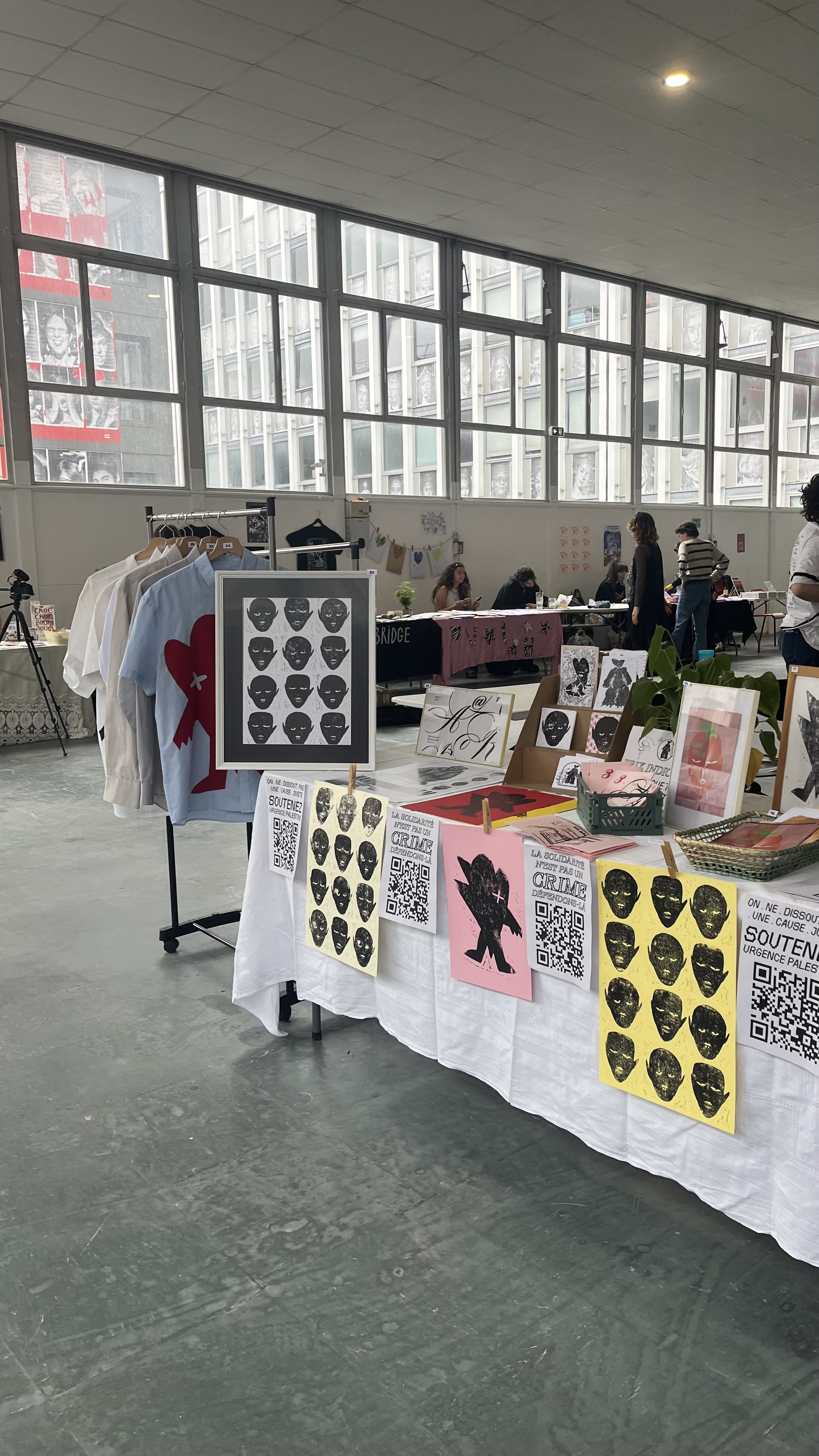 Stand complet avec affiches et QR codes