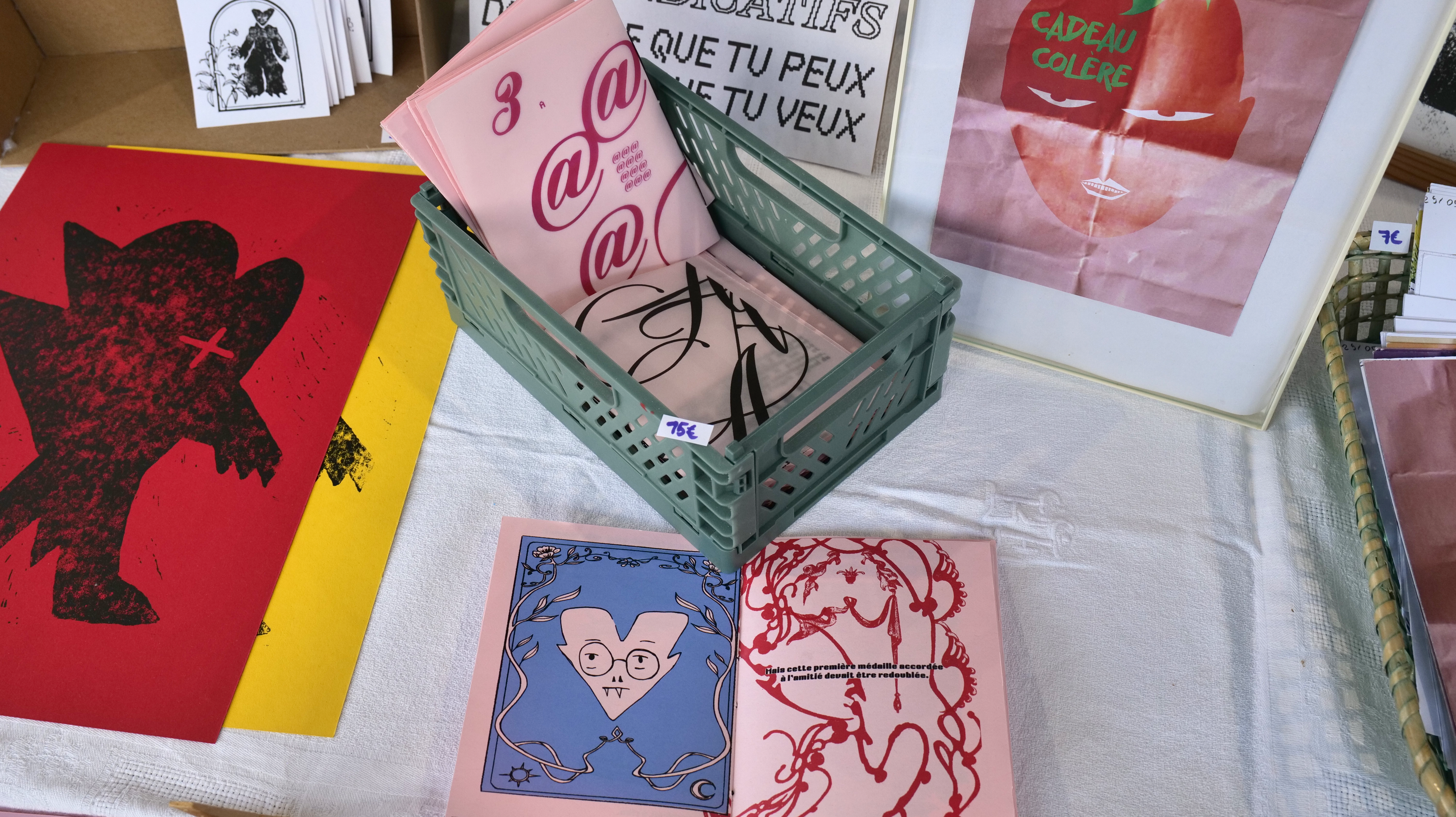 Stand avec fanzines et illustrations